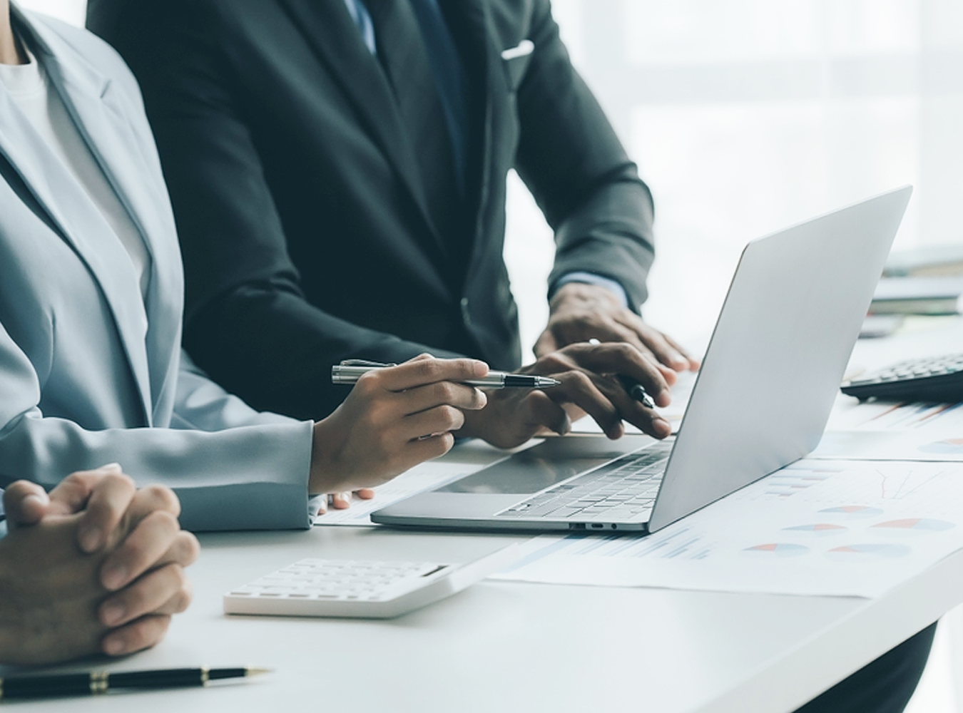 كيف تختار المستشار المالي المناسب لإدارة أموالك واستثماراتك؟